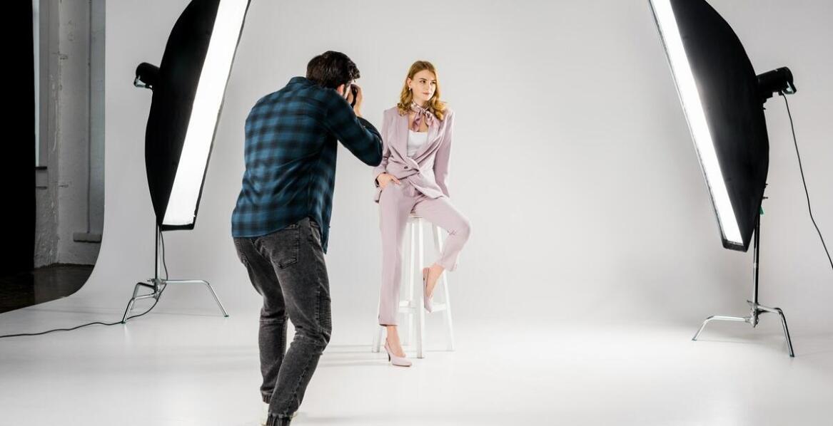 Przewodnik po wynajmie studia fotograficznego z możliwością dzielenia przestrzeni