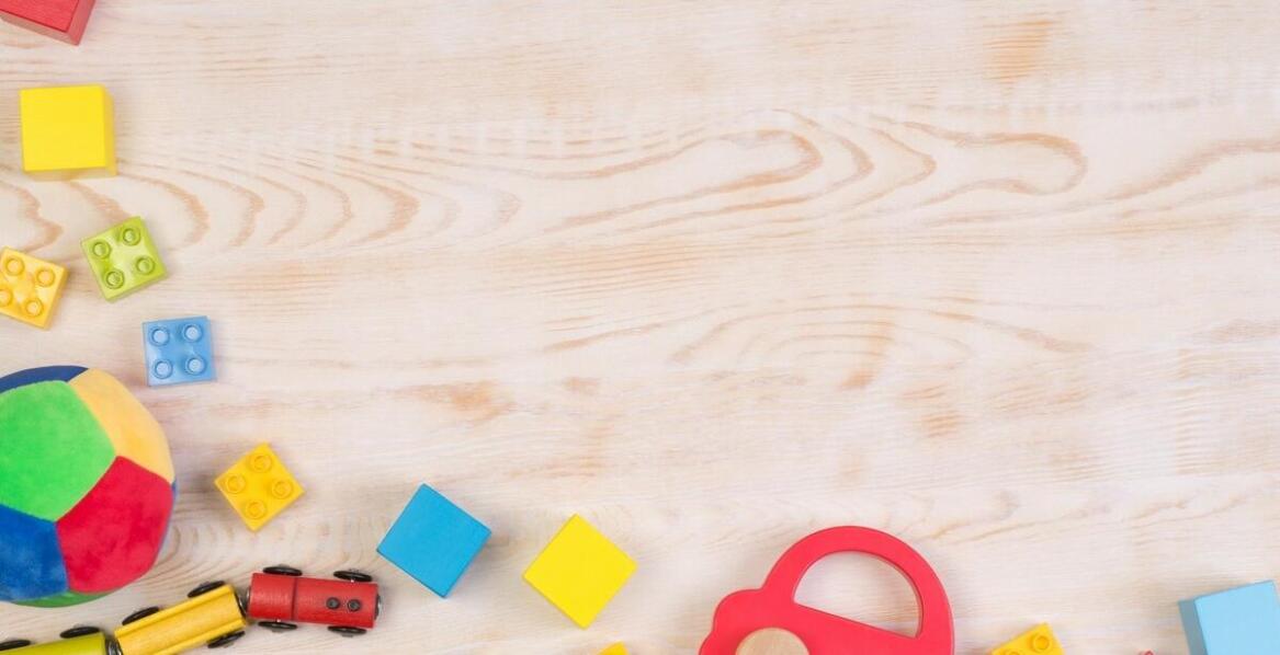 Silikonowe zabawki do piaskownicy – jak wpływają na rozwój umiejętności manualnych?