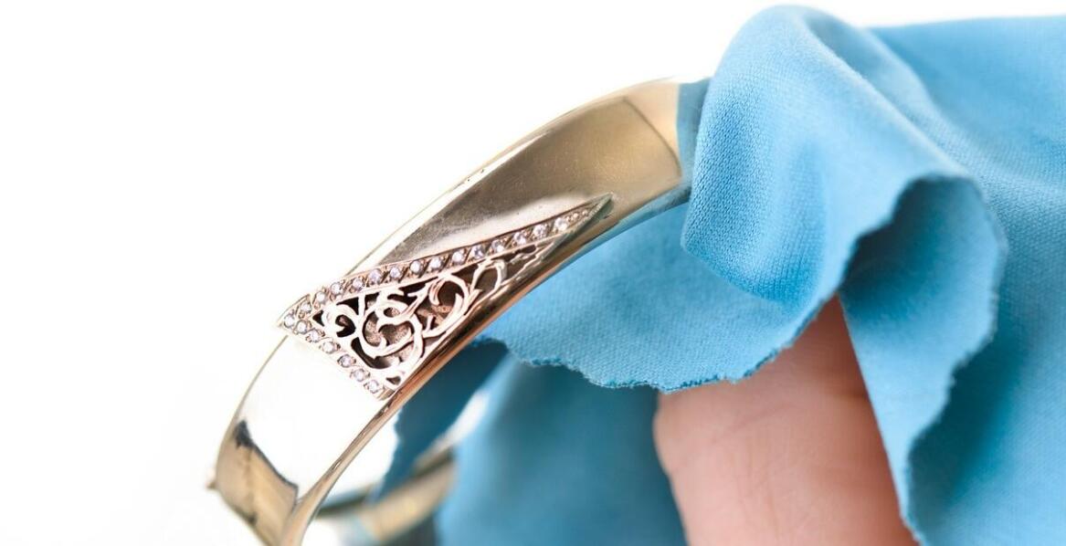 Jakie czynniki powodują matowienie srebra i jak im zapobiegać?