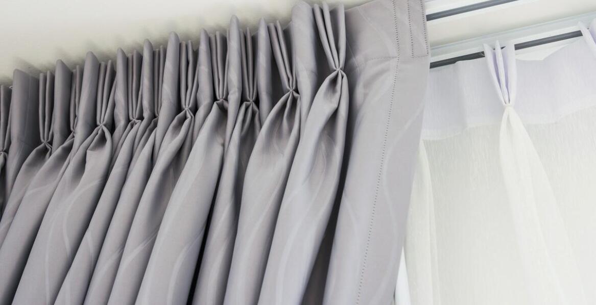 Karnisze sufitowe w przestrzeniach komercyjnych: praktyczne porady