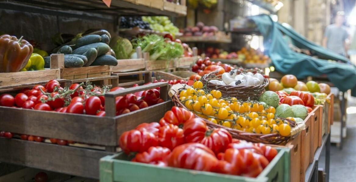 Jakie są korzyści z wyboru lokalnych producentów artykułów drzewnych?