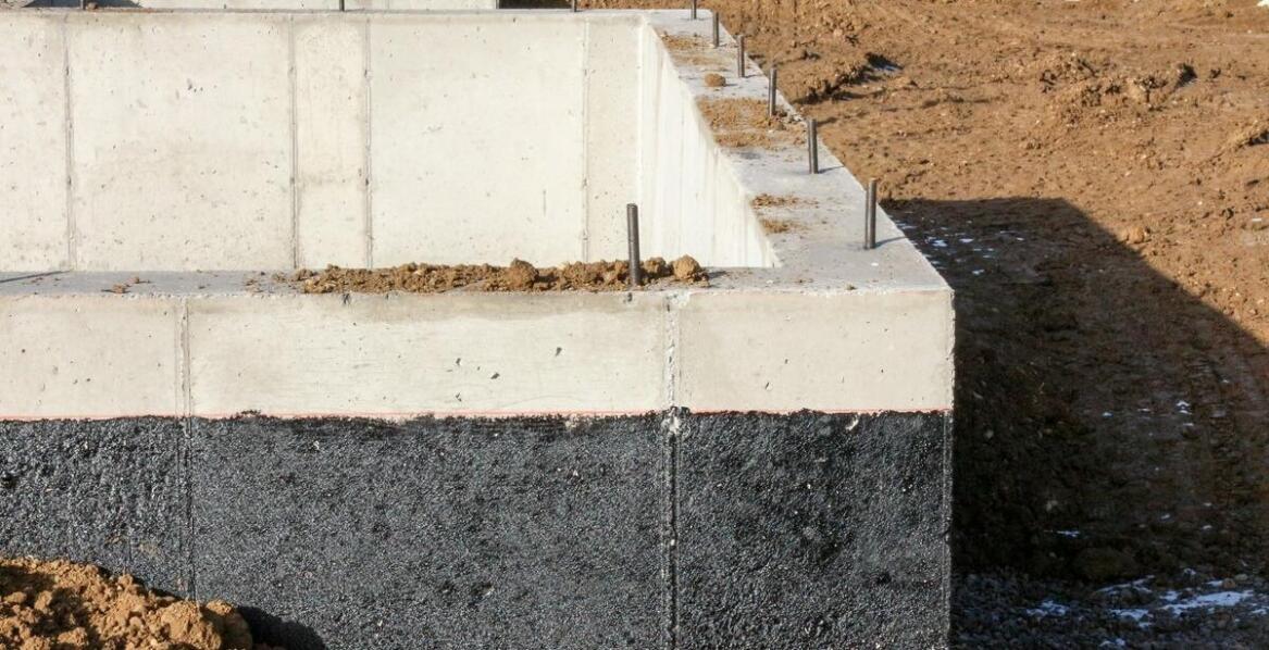 Jakie są różnice między tradycyjnymi a nowoczesnymi materiałami stosowanymi w iniekcji ciśnieniowej fundamentów?