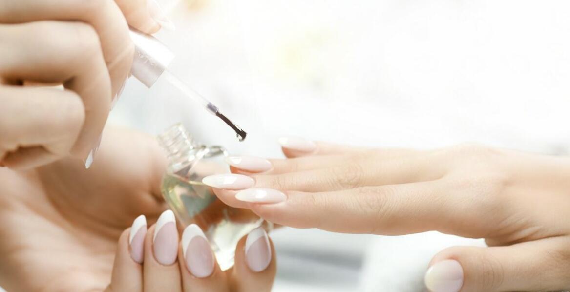 Kursy z zakresu stylizacji paznokci: co oferuje nasza szkoła kosmetyczna w Krakowie?