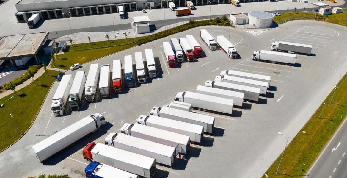 Nowoczesne technologie w naczepach z ruchomą podłogą – co warto wiedzieć?