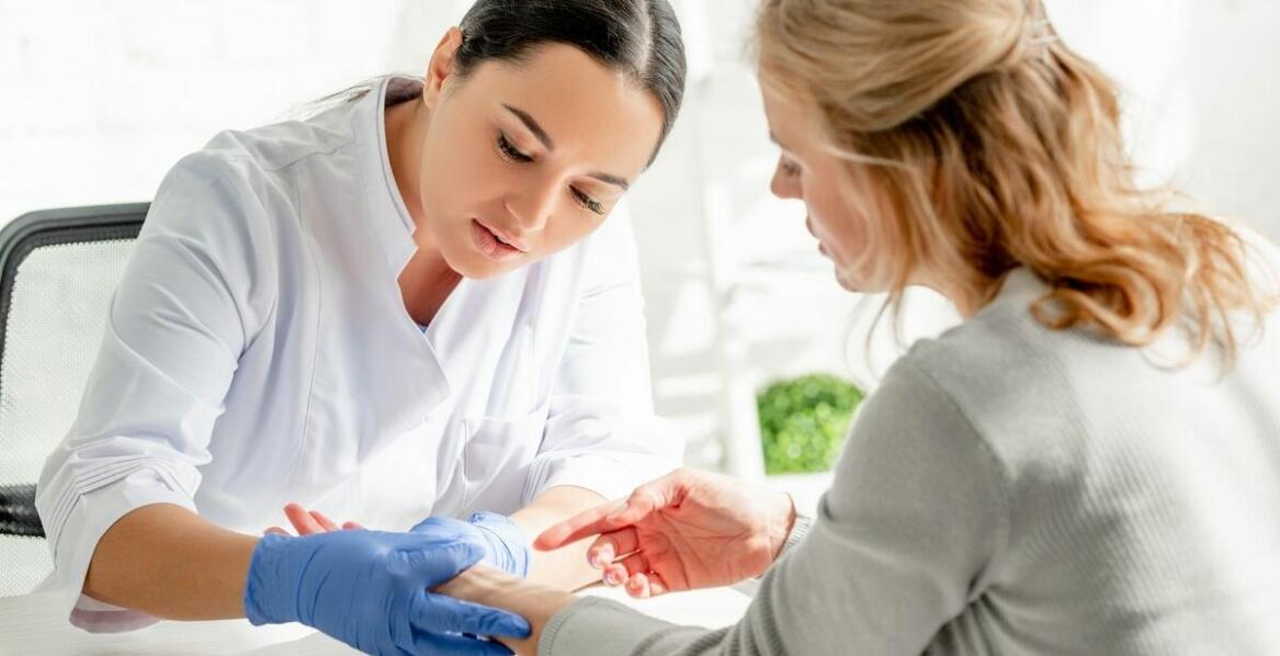 Jakie programy profilaktyczne prowadzi dermatolog?