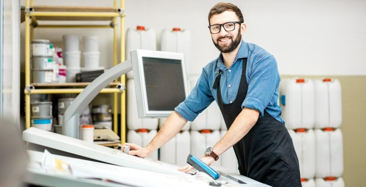 Jakie problemy rozwiązuje skanowanie wielkoformatowe w druku reklamowym?