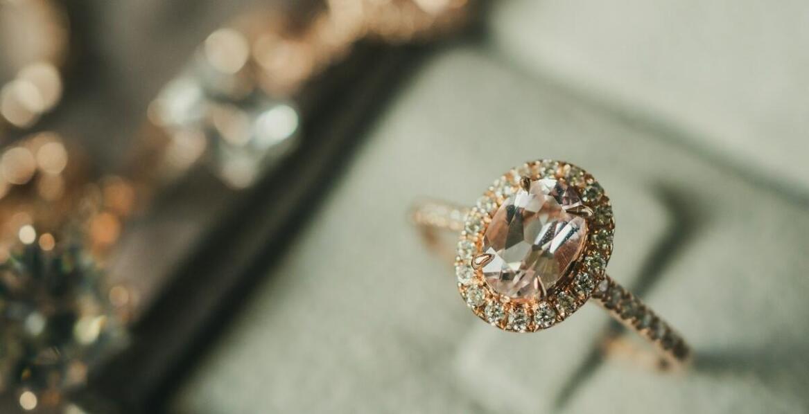 Unikalne wzory pierścionków zaręczynowych na okres świąteczny