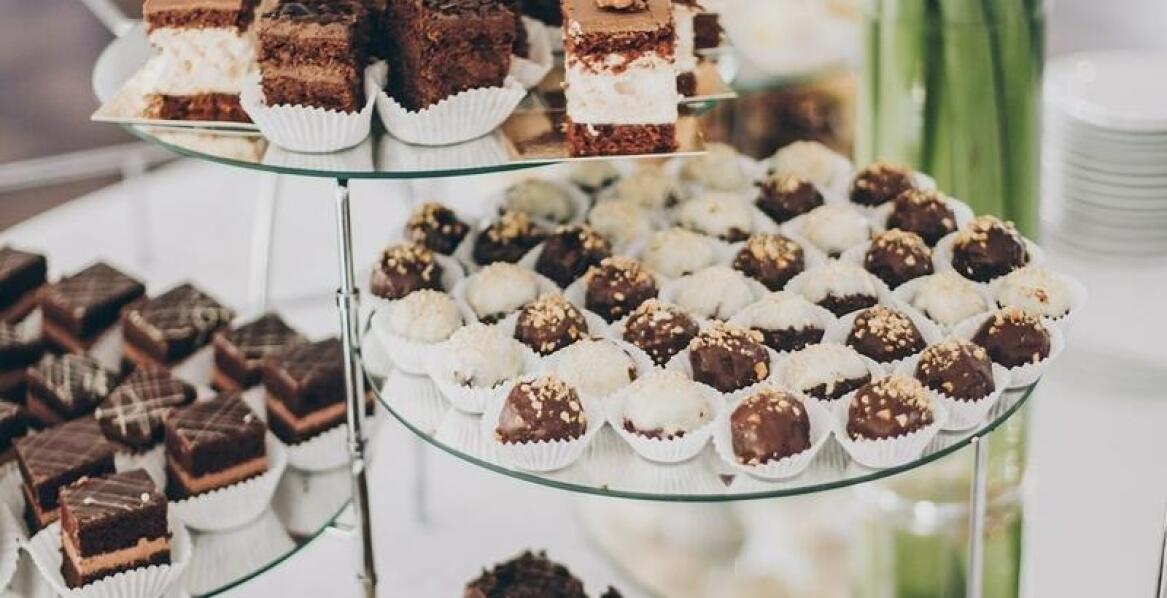 Chrzciny w klimatycznej sali – jak zorganizować niezapomniane przyjęcie?