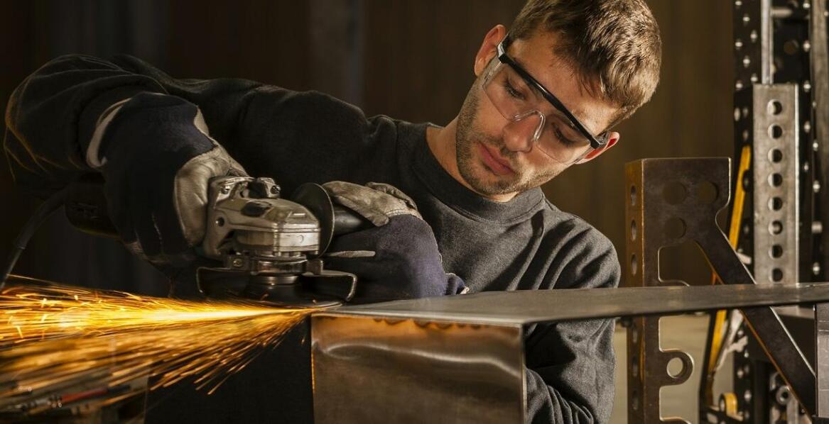 Jak dobrać szczotkę do szlifierki kątowej do specyfiki materiału?