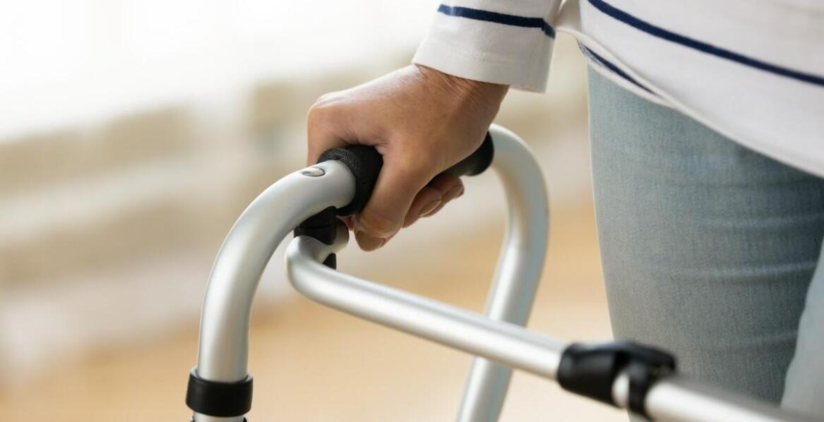 Wypożyczanie balkoników – elastyczne rozwiązanie dla osób po operacjach