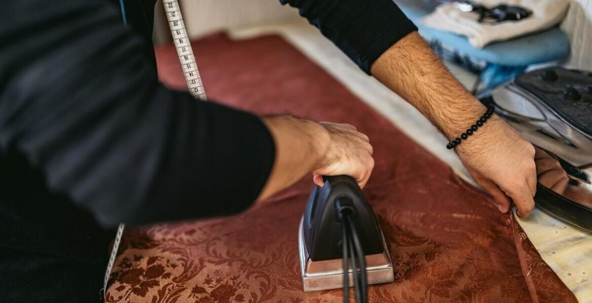 Jakie zalety niesie ze sobą szycie odzieży wizytowej na miarę?