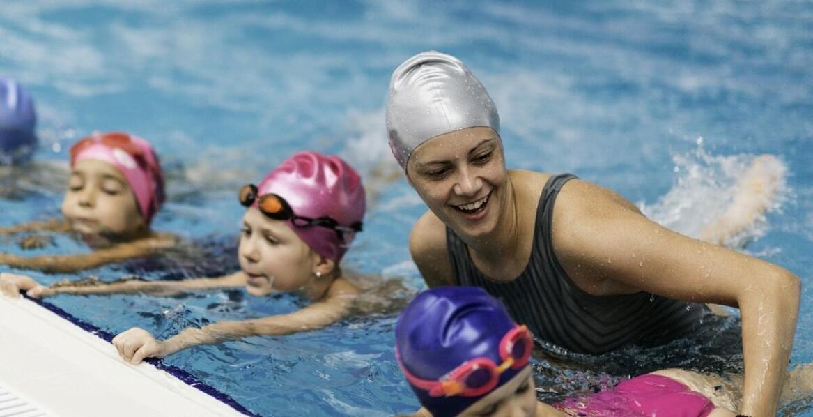 Jak integracja z innymi uczestnikami wpływa na motywację do nauki pływania?