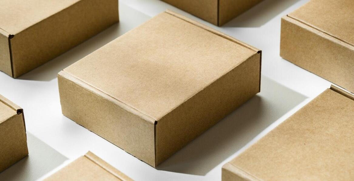 Jakie są różnice między foliopakami kurierskimi a tradycyjnymi opakowaniami?