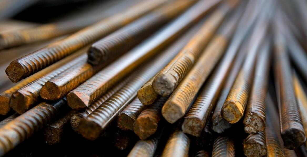 Jakie są zalety stosowania pręta kutego s355+n w budownictwie przemysłowym?