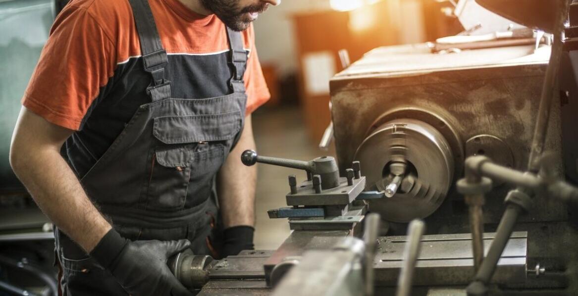 Rola doradztwa technicznego przy zakupie używanych maszyn do obróbki metali