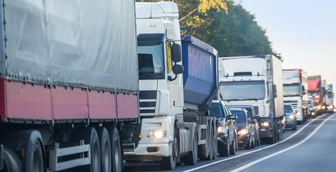 Jakie są wymogi dotyczące oznakowania pojazdów podczas tranzytu przez Francję?