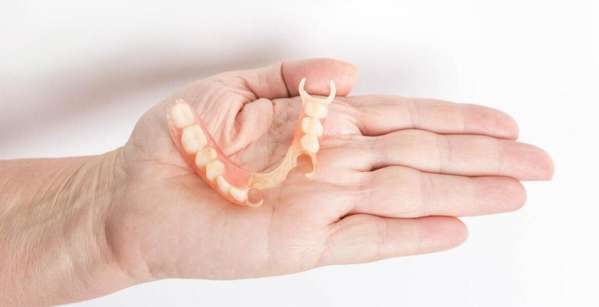 Protetyka Łódź – jakie są różnice między protezami stałymi a ruchomymi?