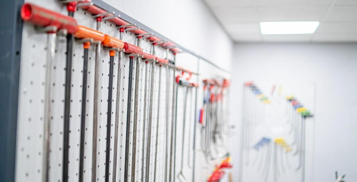 Jak zastosowanie uchwytów ściennych narzędziowych wpływa na bezpieczeństwo pracy?