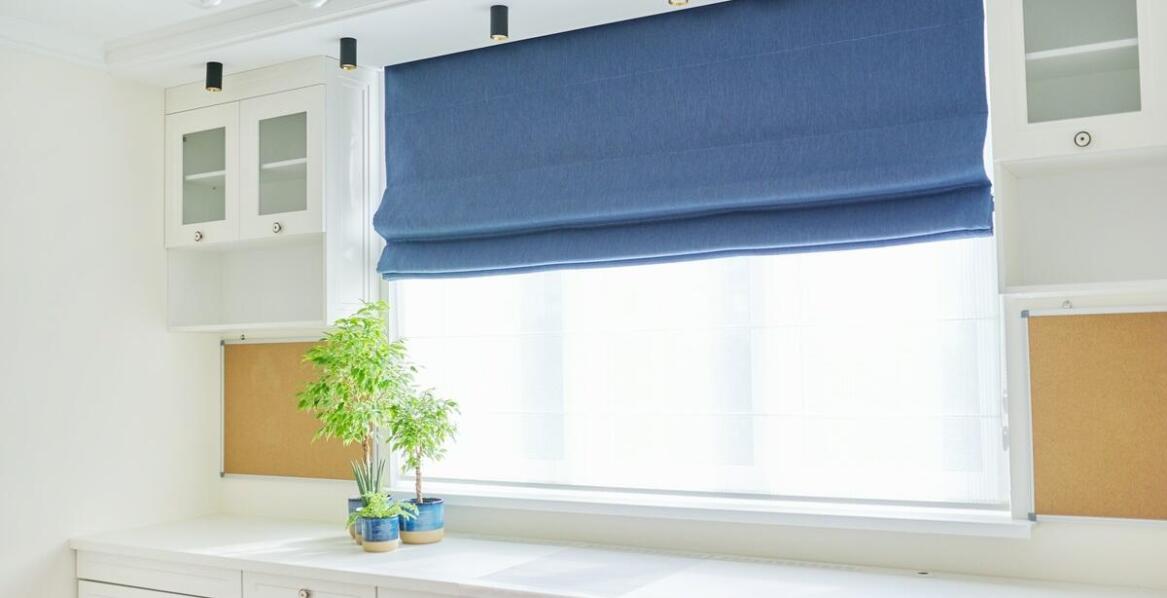 Jak plisy na okno nieotwierane mogą wpłynąć na atmosferę w domowym biurze?