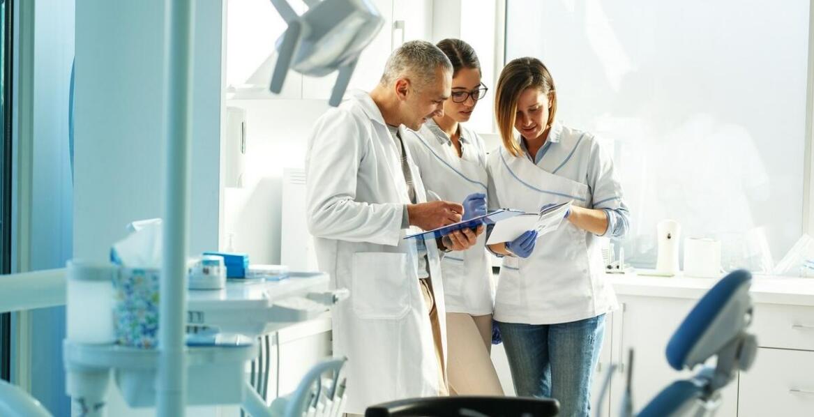 Dentyści Łomża: jak wygląda proces leczenia ortodontycznego krok po kroku?