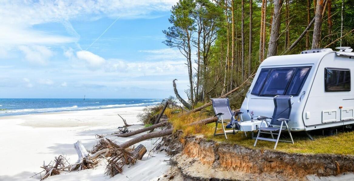 Porównanie zakwaterowania w domkach morskich i przyczepach kempingowych