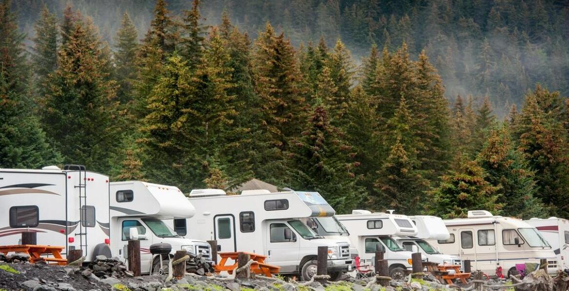 Przebudowa samochodu na kampera: jakie meble wybrać do wnętrza?