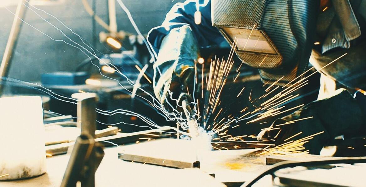 Jakie korzyści płyną z używania acetylenu w produkcji?