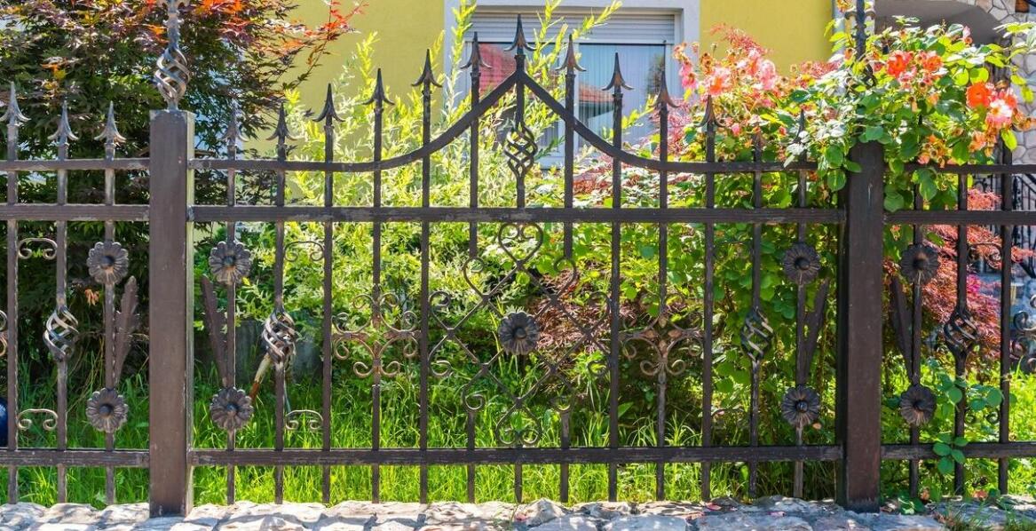 Dlaczego warto postawić na kompleksową obsługę przy wyborze ogrodzenia?