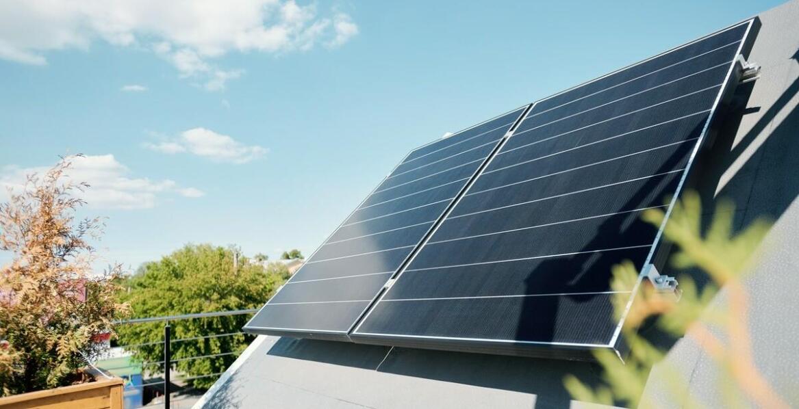 Porównanie różnych rodzajów pokryć dachowych z funkcją fotowoltaiczną