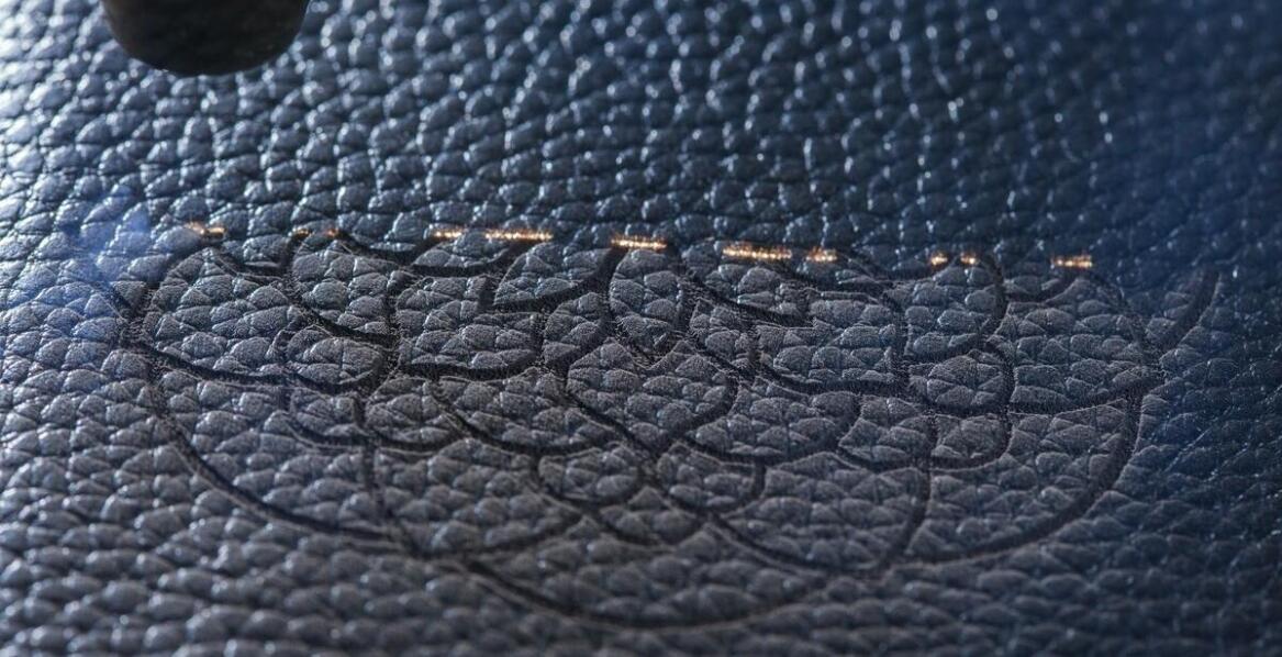Grawer na skórze jako sposób na personalizację akcesoriów modowych