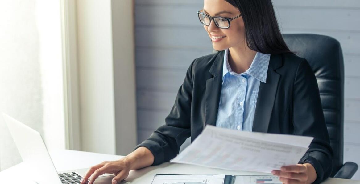 Jakie są różnice między pełną a uproszczoną obsługą księgową dla firm?