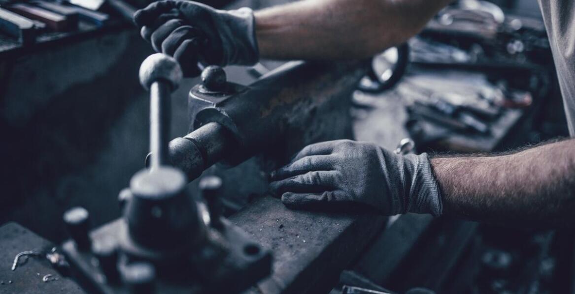 Jakie są kluczowe zalety współpracy z firmą zajmującą się hydrauliką siłową?