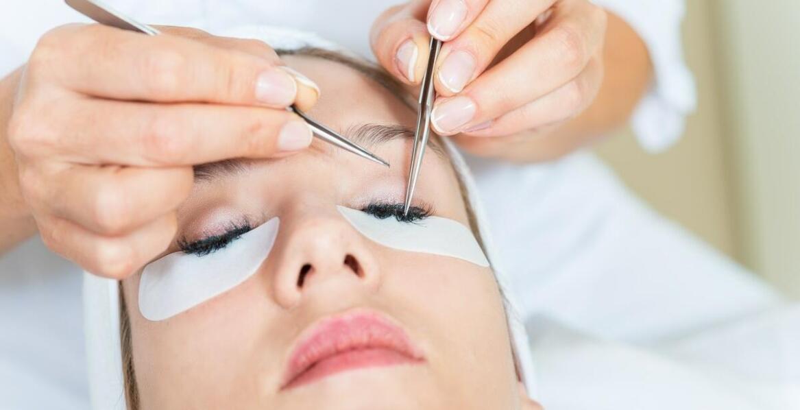 Zalety korzystania z usług profesjonalnego stylisty rzęs