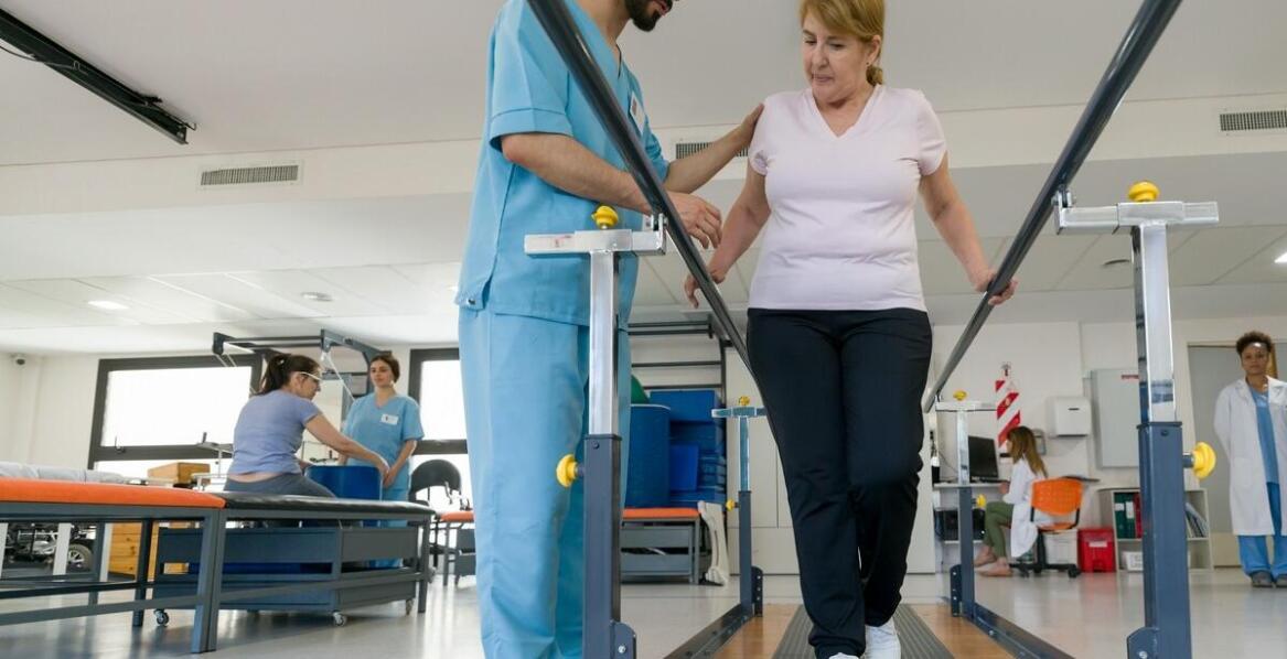 Jakie są różnice w podejściu do rehabilitacji z wykorzystaniem lokomatu dla różnych schorzeń neurologicznych?