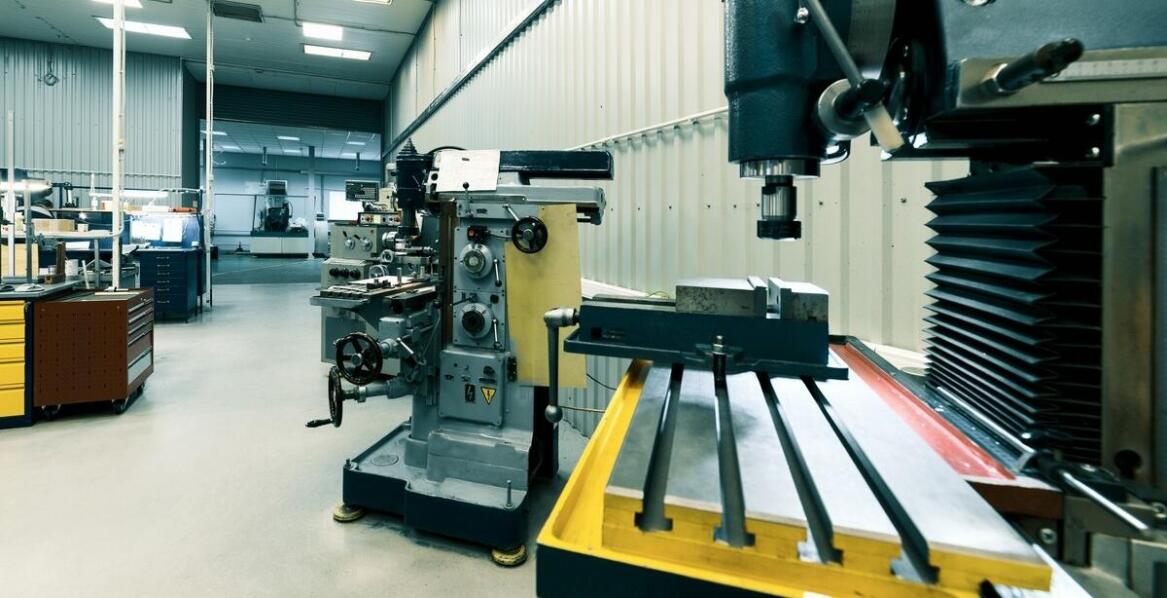 Dlaczego warto rozważyć zakup używanych maszyn CNC z certyfikatem jakości?