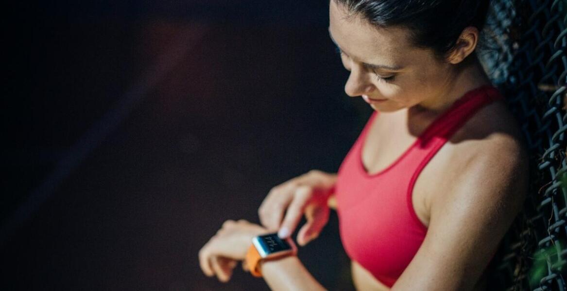 Porównanie popularnych modeli zegarków smartband na rynku