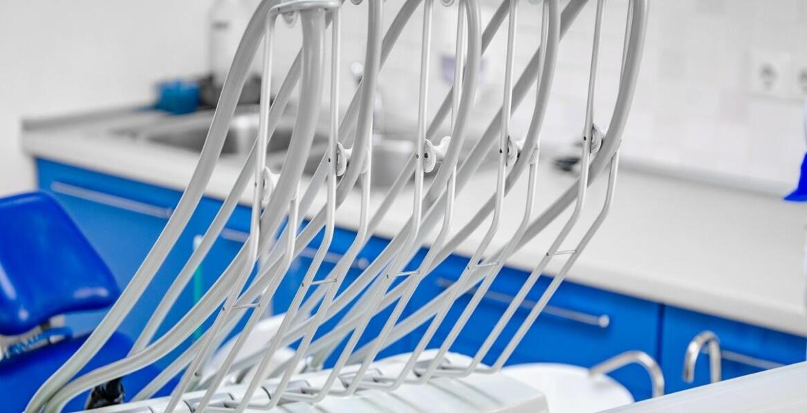 Przylbica dentystyczna a redukcja ryzyka przenoszenia drobnoustrojów