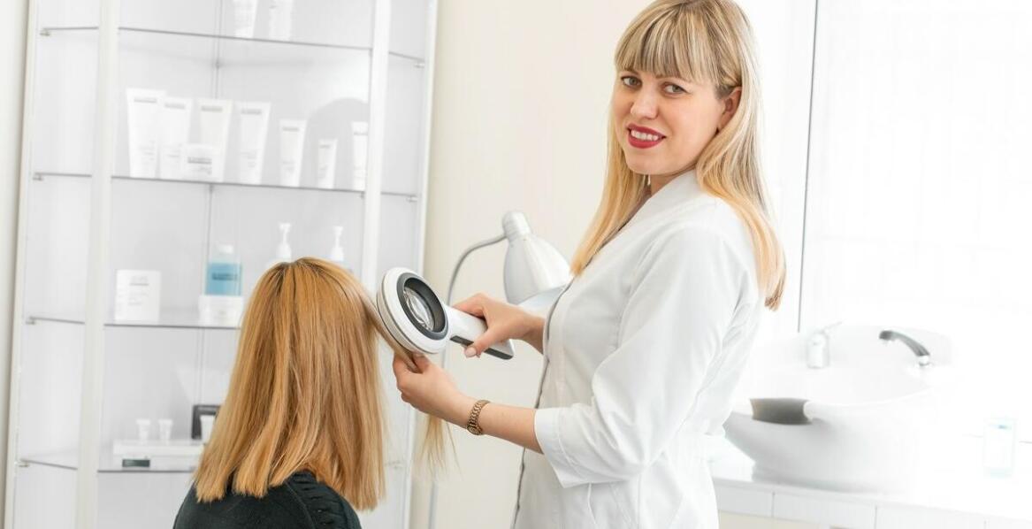 Zabiegi trychologiczne cena – co wpływa na koszty terapii?