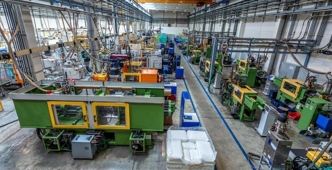 Najnowsze technologie w produkcji wieszaków giętych – co warto wiedzieć?