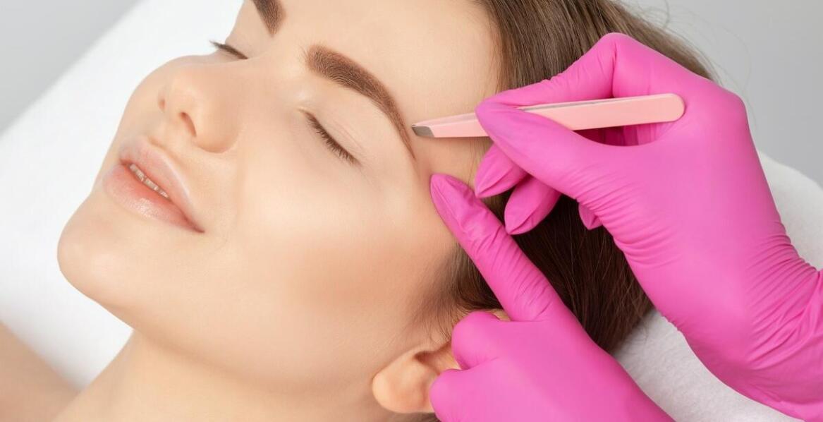 Jakie są najczęstsze błędy przy aplikacji farbki strukturalnej do brwi i jak ich unikać?