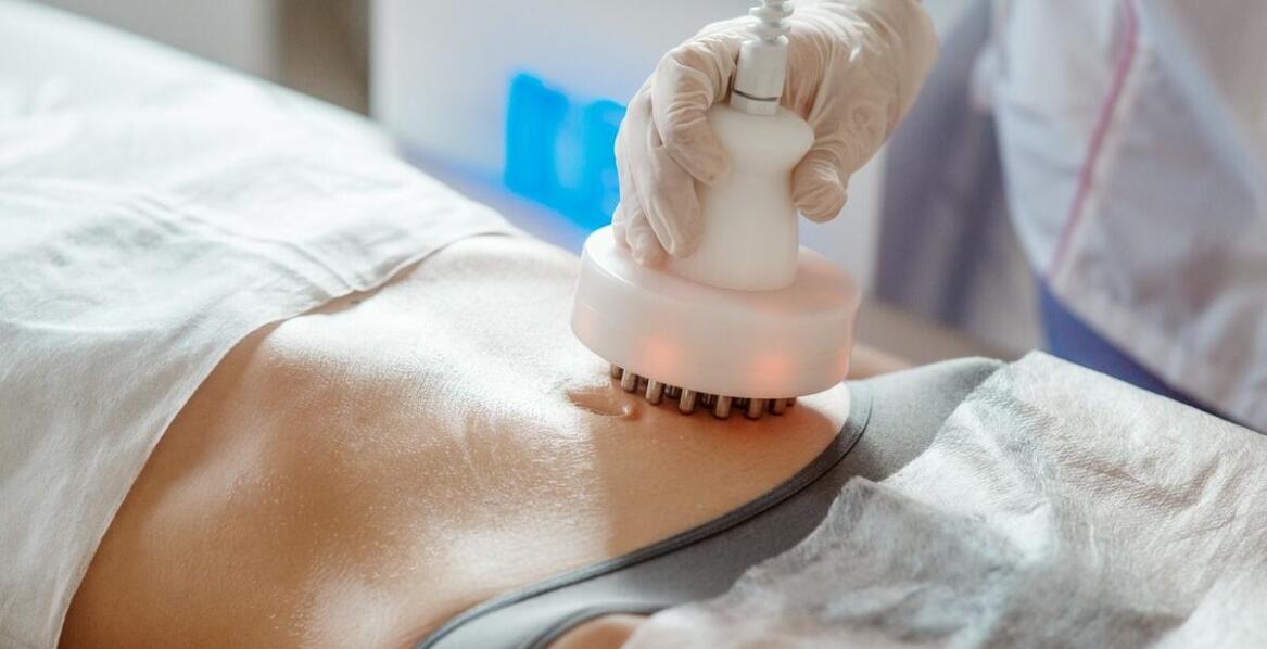 Liposukcja kawitacyjna czy endermologia — co skuteczniejsze w modelowaniu ciała?