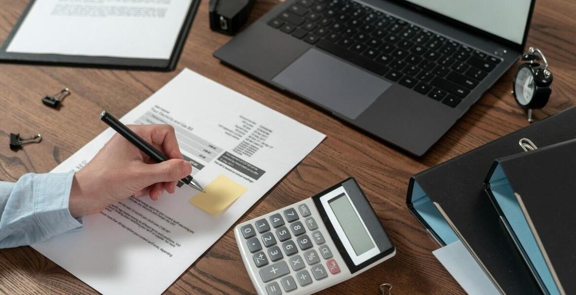 Jakie dokumenty mogą wpłynąć na koszt napisania pozwu?