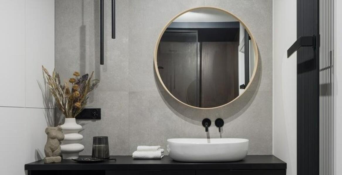 Bezpieczeństwo i estetyka – cechy nowoczesnych luster podświetlanych