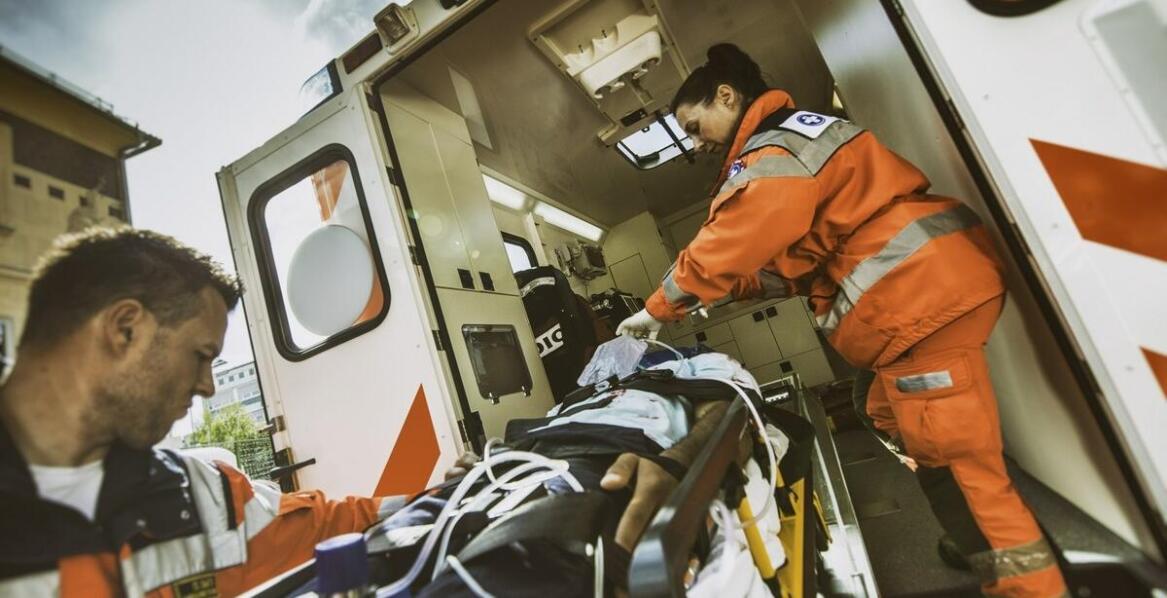 Czy kierowca w transporcie sanitarnym musi mieć specjalne uprawnienia?