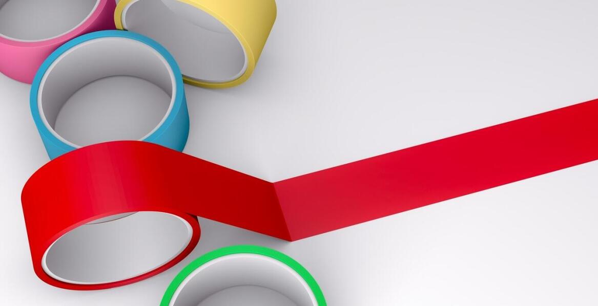 Taśma spinająca a bezpieczeństwo przesyłek – jak minimalizować ryzyko uszkodzeń?