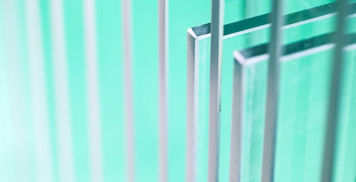 Folia PCV a bezpieczeństwo pracy: jak kurtyny wpływają na ochronę pracowników?