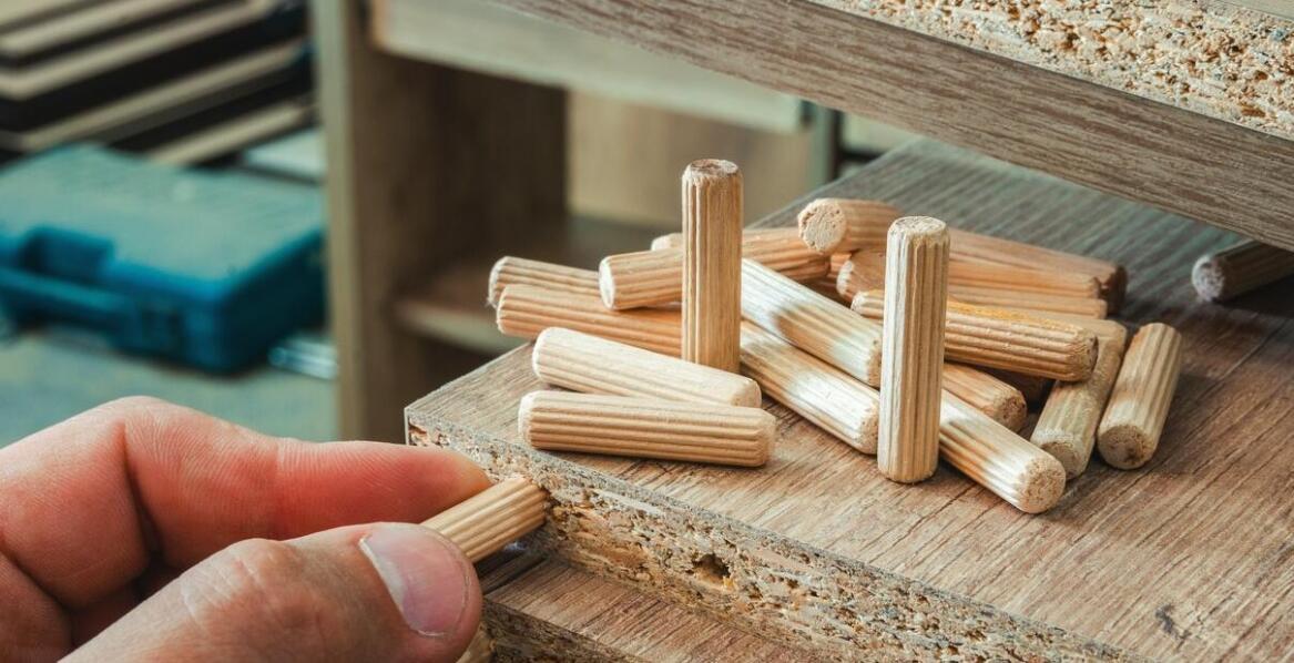 Oklejanie płyt wiórowych jako sposób na przedłużenie żywotności mebli