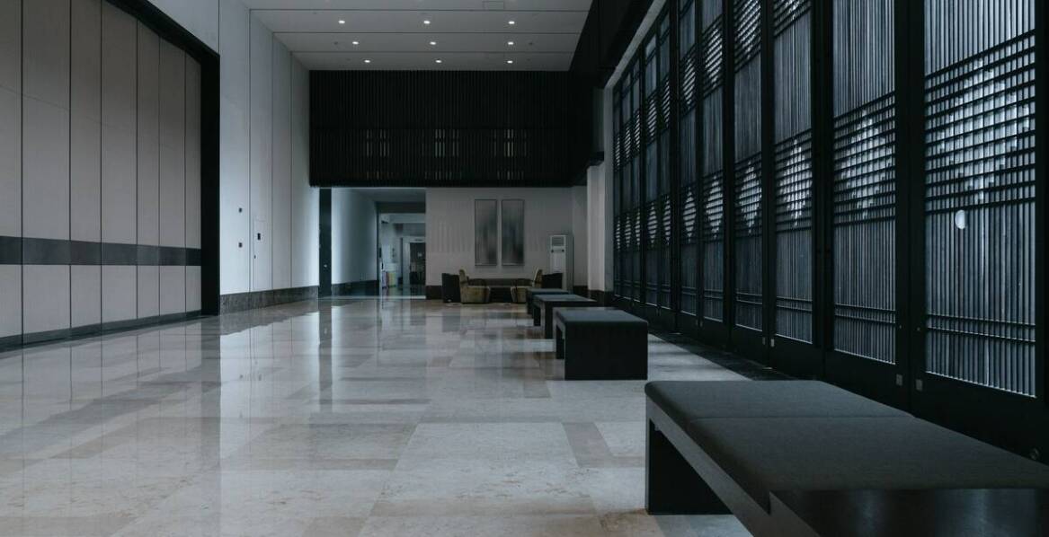 Rola kamienia dekoracyjnego w nowoczesnej architekturze wnętrz biurowych