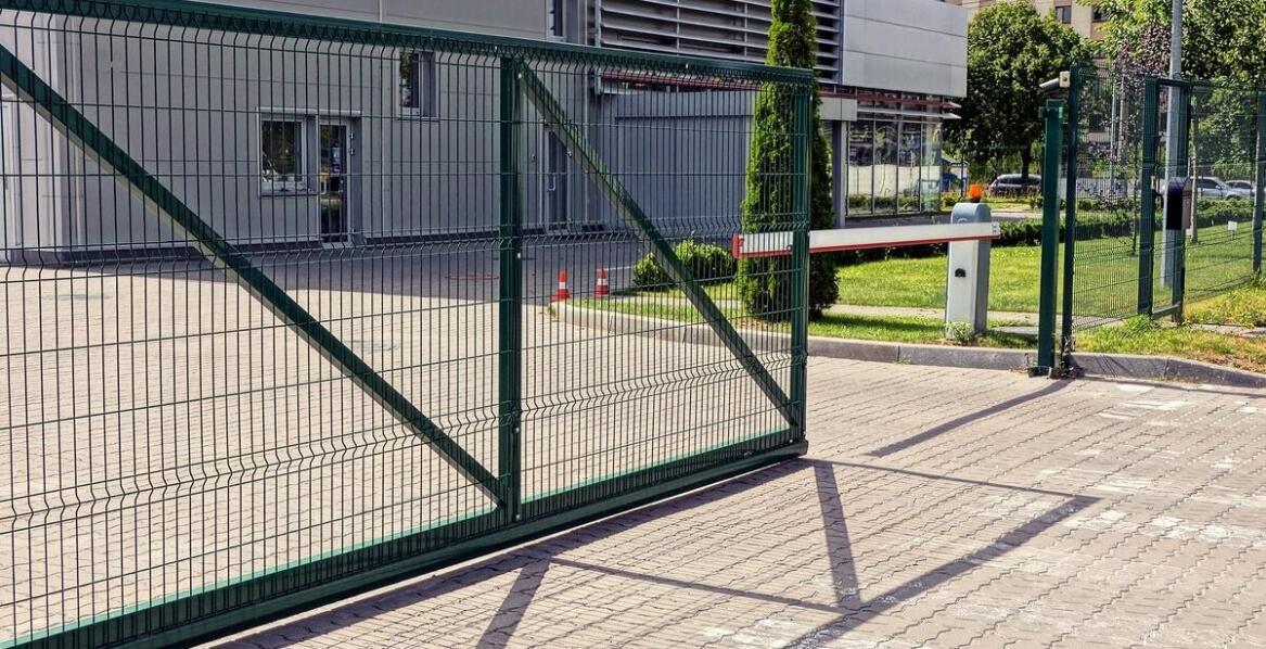 Zastosowanie bram szybkobieżnych w przemyśle – korzyści dla zakładów produkcyjnych