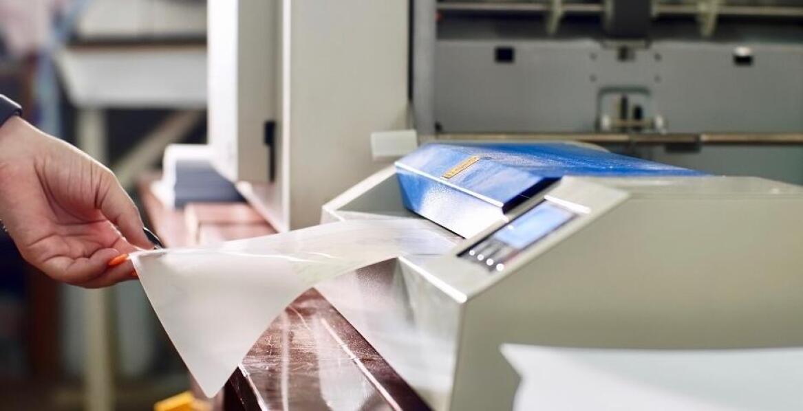 Kluczowe cechy nowoczesnych maszyn do kaszerowania – co warto wiedzieć?